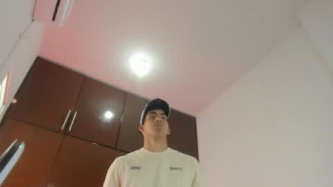 Snapshot of milo_31 chatting on March 29, 7:03 pm Milo online show from March 29, 7:03 pm