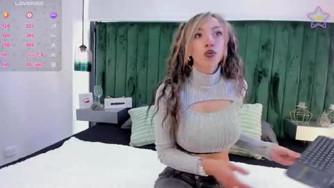 Snapshot of milu_beluci chatting on April 9, 2:11 pm Milu Belucci online show from April 9, 2:11 pm