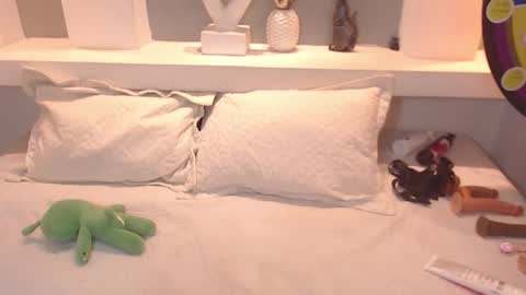 Milu Wallace  online show from October 1, 2:06 am