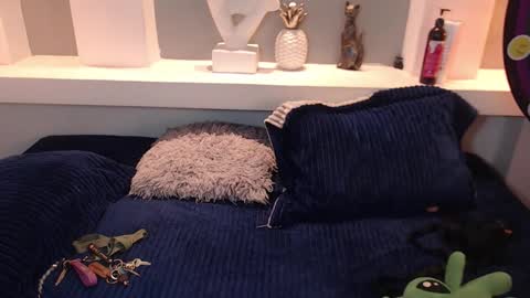 Milu Wallace  online show from October 21, 11:38 pm