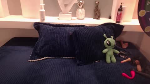 Milu Wallace  online show from October 25, 1:13 am