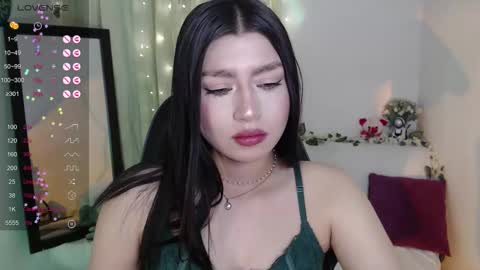 Snapshot of mily_thomson_b chatting on February 27, 12:32 am Mily online show from February 27, 12:32 am