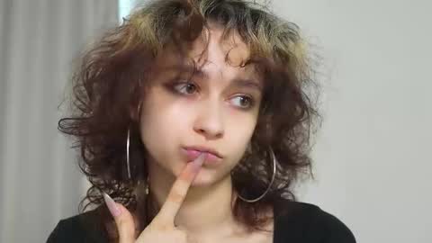 Snapshot of mimilicks chatting on October 18, 8:26 am IRIS online show from October 18, 8:26 am