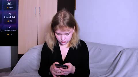 Snapshot of mina27372 chatting on December 3, 1:30 am hi Im Mina  online show from December 3, 1:30 am