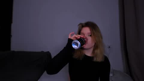 Snapshot of mina27372 chatting on December 5, 1:36 am hi Im Mina  online show from December 5, 1:36 am