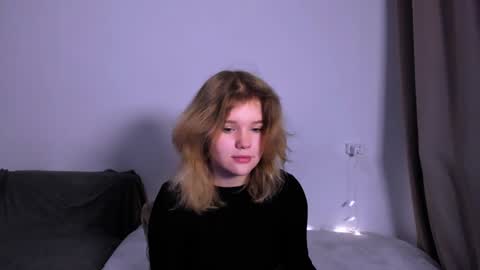 Snapshot of mina27372 chatting on December 6, 1:29 am hi Im Mina  online show from December 6, 1:29 am