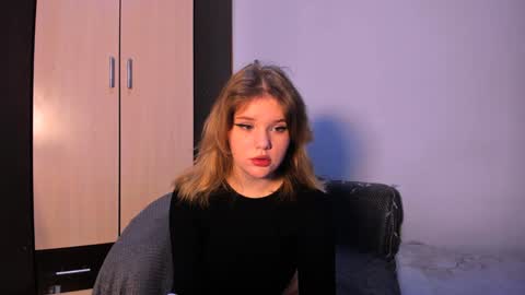 Snapshot of mina27372 chatting on December 10, 2:05 am hi Im Mina  online show from December 10, 2:05 am