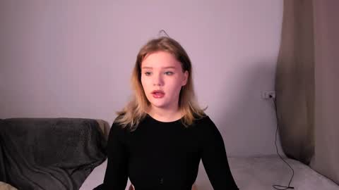 Snapshot of mina27372 chatting on December 13, 1:37 am hi Im Mina  online show from December 13, 1:37 am