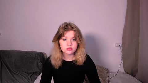 Snapshot of mina27372 chatting on December 13, 4:54 am hi Im Mina  online show from December 13, 4:54 am