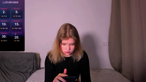 Snapshot of mina27372 chatting on December 23, 1:18 am hi Im Mina  online show from December 23, 1:18 am