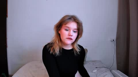 Snapshot of mina27372 chatting on January 7, 4:29 am hi Im Mina  online show from January 7, 4:29 am