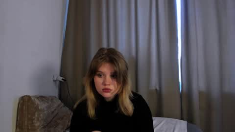 Snapshot of mina27372 chatting on January 16, 4:38 am hi Im Mina  online show from January 16, 4:38 am