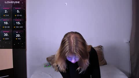 Snapshot of mina27372 chatting on January 27, 1:37 am hi Im Mina  online show from January 27, 1:37 am