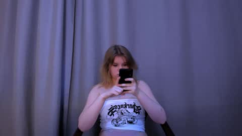 Snapshot of mina27372 chatting on January 31, 1:54 am hi Im Mina  online show from January 31, 1:54 am