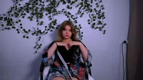 Snapshot of mina27372 chatting on February 19, 9:28 am hi Im Mina  online show from February 19, 9:28 am