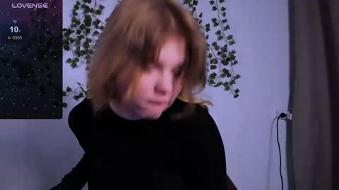 Snapshot of mina27372 chatting on February 19, 12:33 pm hi Im Mina  online show from February 19, 12:33 pm