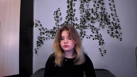 Snapshot of mina27372 chatting on February 21, 9:24 am hi Im Mina  online show from February 21, 9:24 am