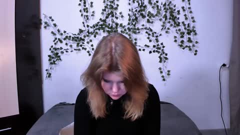 Snapshot of mina27372 chatting on February 21, 12:28 pm hi Im Mina  online show from February 21, 12:28 pm