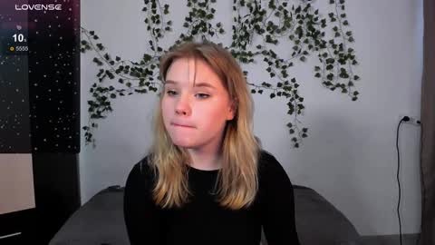 Snapshot of mina27372 chatting on February 24, 4:38 am hi Im Mina  online show from February 24, 4:38 am