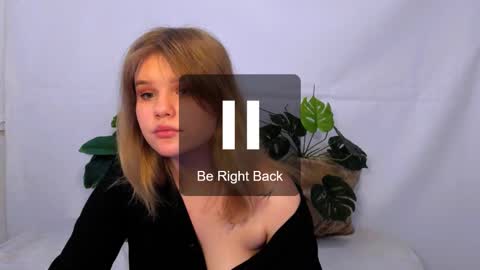 Snapshot of mina27372 chatting on March 1, 4:37 am hi Im Mina  online show from March 1, 4:37 am