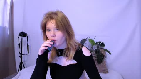 Snapshot of mina27372 chatting on March 8, 1:28 am hi Im Mina  online show from March 8, 1:28 am