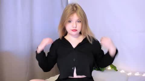 Snapshot of mina27372 chatting on March 9, 1:14 am hi Im Mina  online show from March 9, 1:14 am