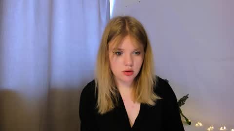 Snapshot of mina27372 chatting on March 9, 4:16 am hi Im Mina  online show from March 9, 4:16 am