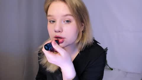 Snapshot of mina27372 chatting on March 10, 1:12 am hi Im Mina  online show from March 10, 1:12 am