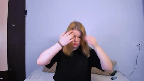 Snapshot of mina27372 chatting on September 25, 11:14 am hi Im Mina  online show from September 25, 11:14 am