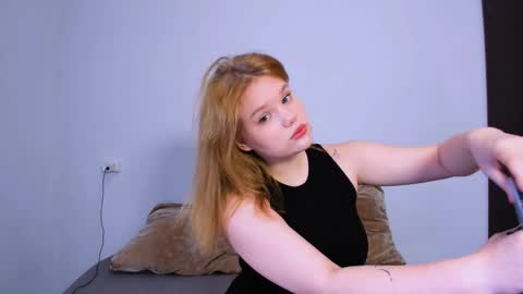 Snapshot of mina27372 chatting on October 14, 10:21 pm hi Im Mina  online show from October 14, 10:21 pm