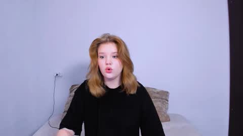 Snapshot of mina27372 chatting on October 16, 10:22 pm hi Im Mina  online show from October 16, 10:22 pm