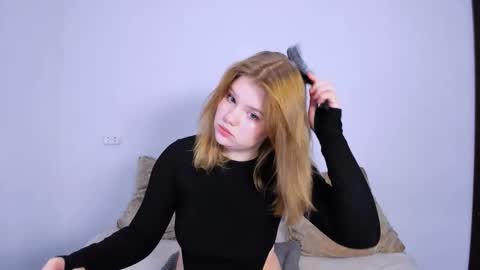 Snapshot of mina27372 chatting on October 21, 10:43 pm hi Im Mina  online show from October 21, 10:43 pm