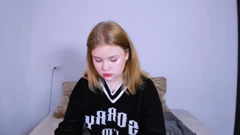 Snapshot of mina27372 chatting on October 22, 10:42 pm hi Im Mina  online show from October 22, 10:42 pm