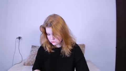 Snapshot of mina27372 chatting on October 27, 10:25 pm hi Im Mina  online show from October 27, 10:25 pm