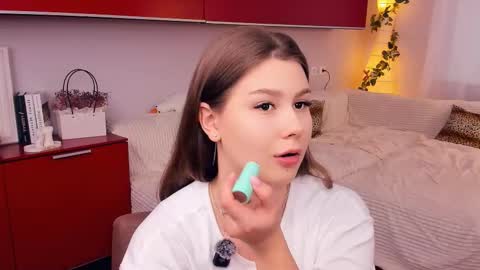 Snapshot of minditrelles chatting on October 9, 7:17 am Mindi online show from October 9, 7:17 am