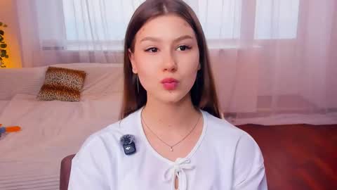 Snapshot of minditrelles chatting on October 15, 7:19 am Mindi online show from October 15, 7:19 am