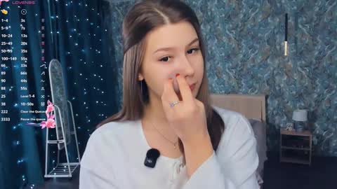 Snapshot of minditrelles chatting on January 11, 7:02 am Mindi online show from January 11, 7:02 am