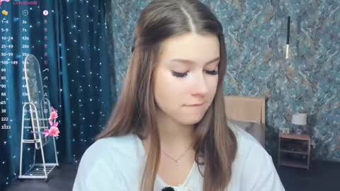 Snapshot of minditrelles chatting on January 15, 7:13 am Mindi online show from January 15, 7:13 am