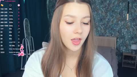 Snapshot of minditrelles chatting on February 11, 7:13 am Mindi online show from February 11, 7:13 am