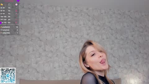 Snapshot of minditrelles chatting on February 15, 7:51 am Mindi online show from February 15, 7:51 am