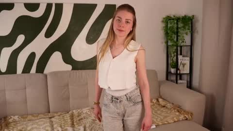 Snapshot of mintacaillier chatting on April 6, 9:16 pm Sophie online show from April 6, 9:16 pm