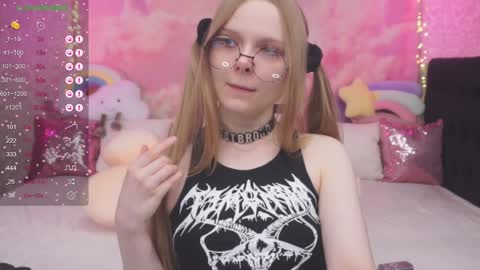 Snapshot of minx_girll chatting on February 7, 6:24 am Vikki online show from February 7, 6:24 am