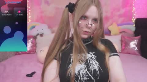 Snapshot of minx_girll chatting on January 18, 8:29 am Vikki online show from January 18, 8:29 am