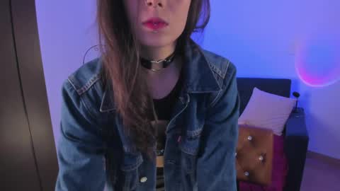 Snapshot of mishelkrave_ chatting on April 8, 10:32 pm KRAVE online show from April 8, 10:32 pm