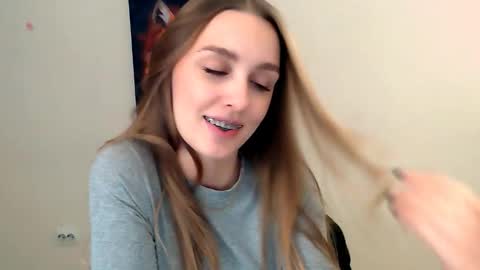 Snapshot of miss_angelina_ chatting on October 17, 6:05 am Angelina online show from October 17, 6:05 am