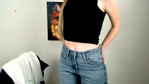 Snapshot of miss_angelina_ chatting on April 11, 6:18 am Angelina online show from April 11, 6:18 am