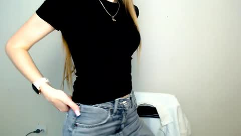 Snapshot of miss_angelina_ chatting on May 12, 6:54 am Angelina online show from May 12, 6:54 am