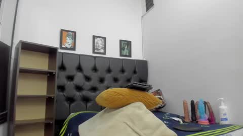 miss_big_ass21 online show from September 28, 12:49 am