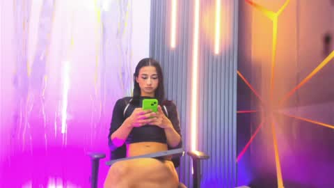 Snapshot of miss_isa19 chatting on May 25, 12:33 pm miss_isa19 online show from May 25, 12:33 pm