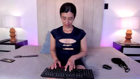 Snapshot of miss_milf_ chatting on April 15, 7:54 pm miss_milf_ online show from April 15, 7:54 pm
